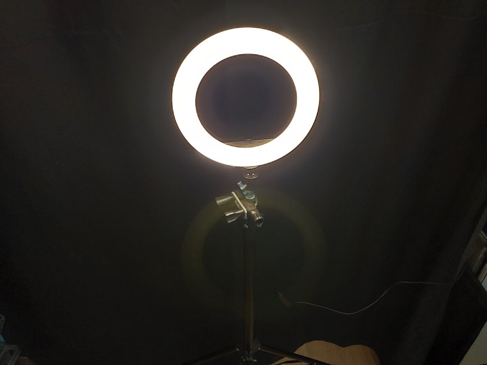 ANNEAU LUMINEUX LED TREPIED