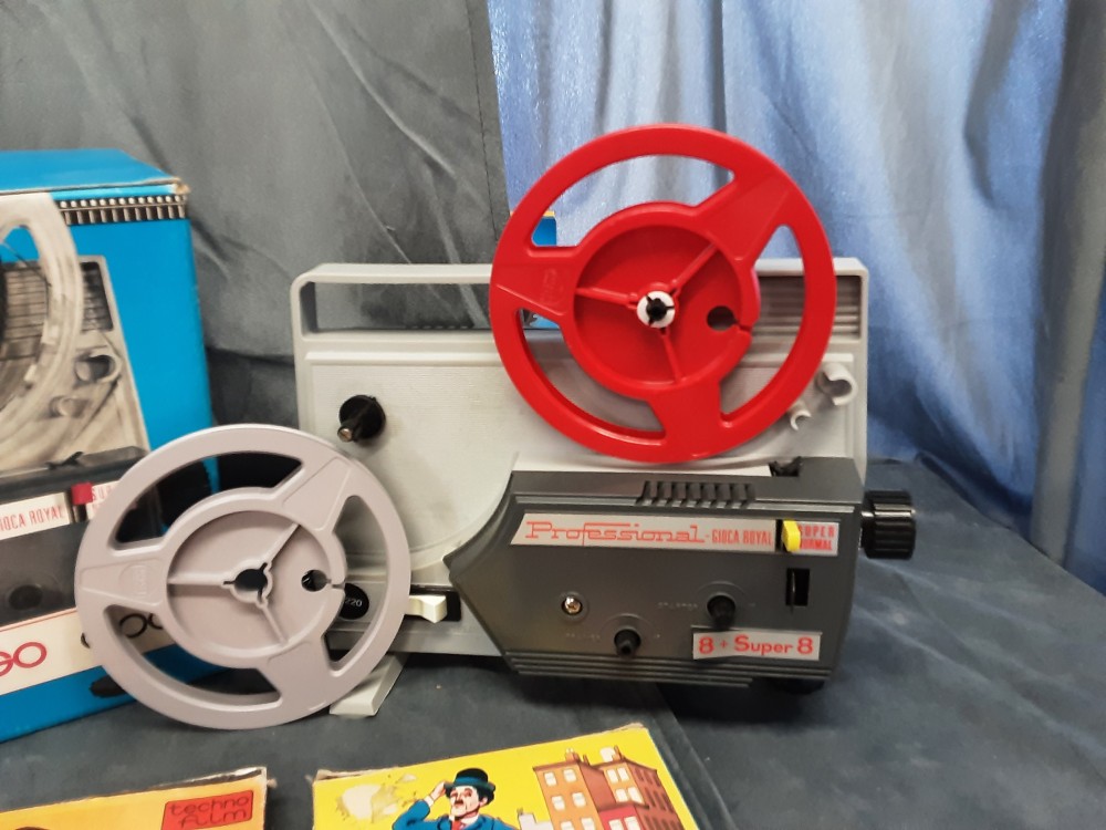PROJECTEUR VINTAGE FILMS 8 MM ET SUPER 8 ROYAL MILANO GIOCA+ 4 FILMS