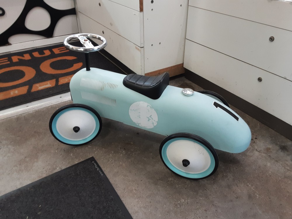 VOITURE ENFANT PORTEUR MAGNI BLEU CIEL ET BLANC