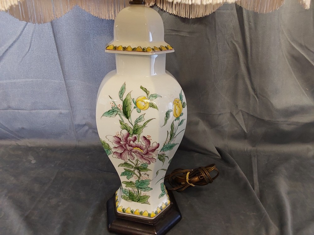 LAMPE DE SALON DÉCOR FLEURS JAUNE MAUVE PIED PORCELAINE SUR PIED BOIS HAUT 66CM
