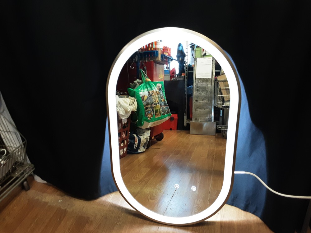 MIROIR OVALE TACTILE A LED ANTI-BUEE JAMAIS UTILISE DANS SON CARTON