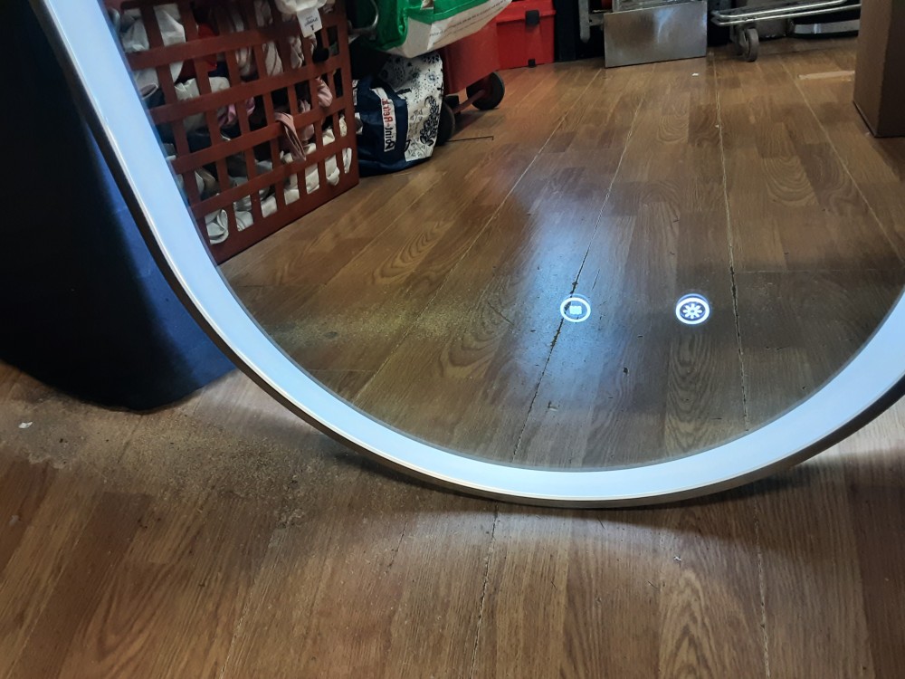 MIROIR OVALE TACTILE A LED ANTI-BUEE JAMAIS UTILISE DANS SON CARTON