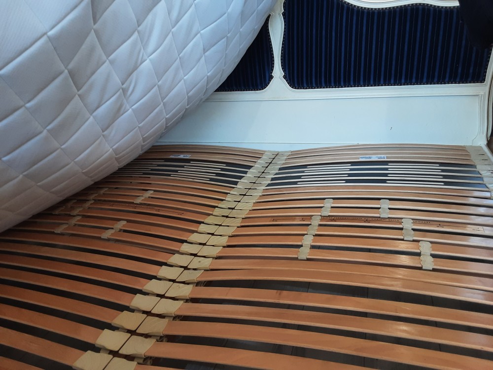 LIT CAPITONNÉ TISSU BLEU RAINURÉ ARMATURE BEIGE ET DORE 2 SOMMIERS 90X200 SUR PIEDS
