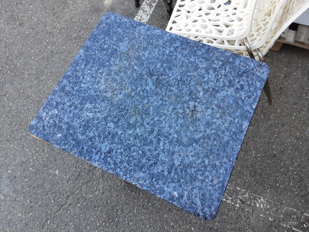 TABLE D’EXTERIEUR PLATEAU MARBRE PIEDS FONTE