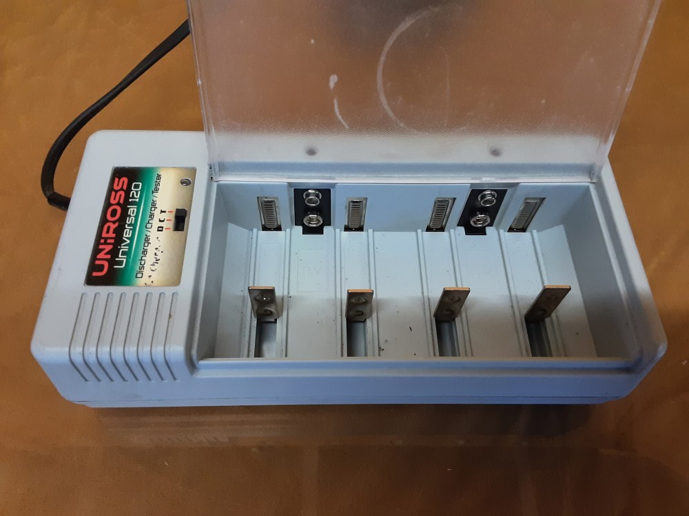 CHARGEUR DE PILES