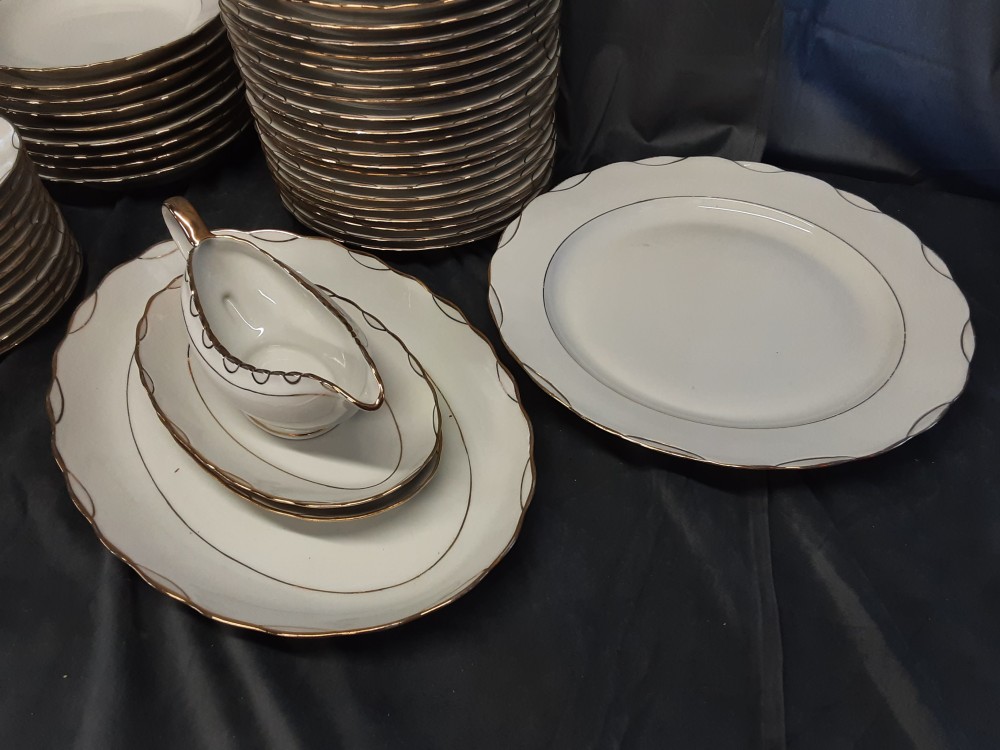 SERVICE DE TABLE EN PORCELAINE BORDURE DORÉE 48PCS