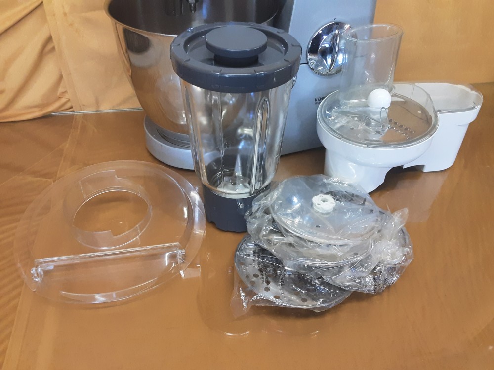 ROBOT MULTIFONCTION KENWOOD AVEC ACCESSOIRES