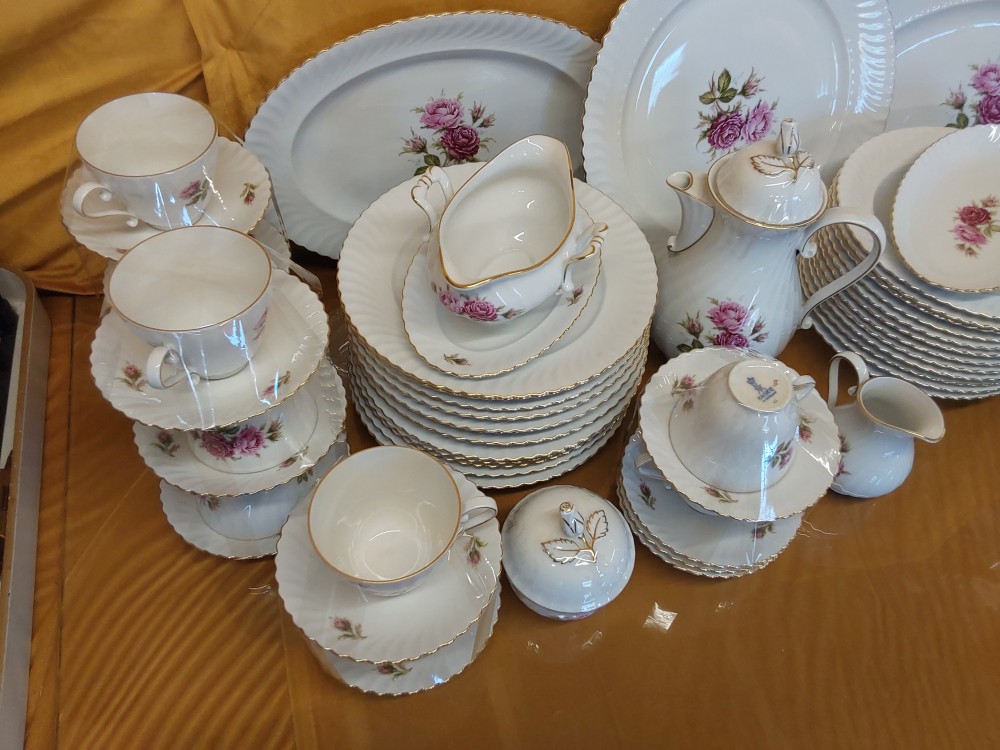 SERVICE DE TABLE ET CAFÉ PORCELAINE DÉCOR FLEURS ROSES À CONTOUR DORÉ CASSÈRE