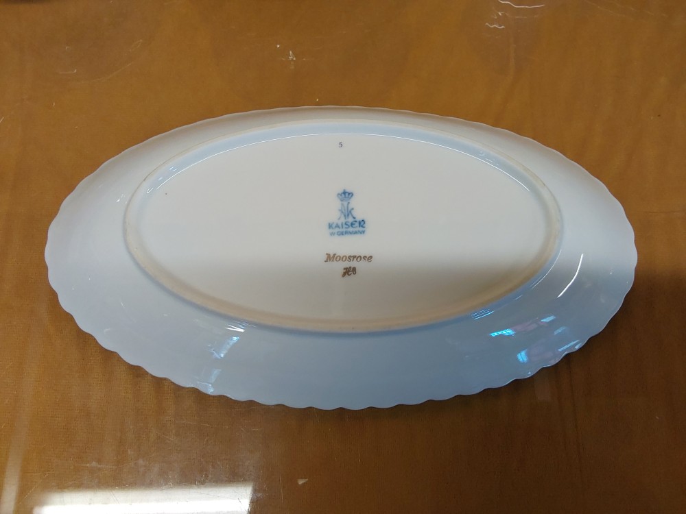 SERVICE DE TABLE ET CAFÉ PORCELAINE DÉCOR FLEURS ROSES À CONTOUR DORÉ CASSÈRE
