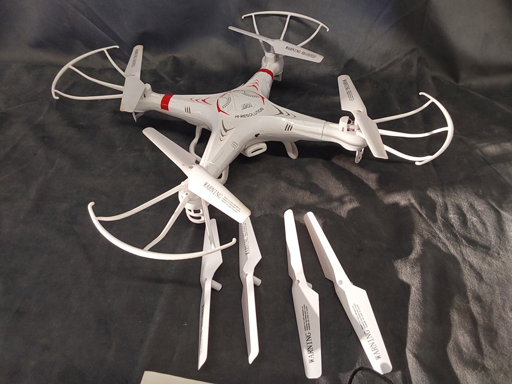 DRONE SPYRIT T5146 AVEC 2 BATTERIES ET 1 TÉLÉCOMMANDE
