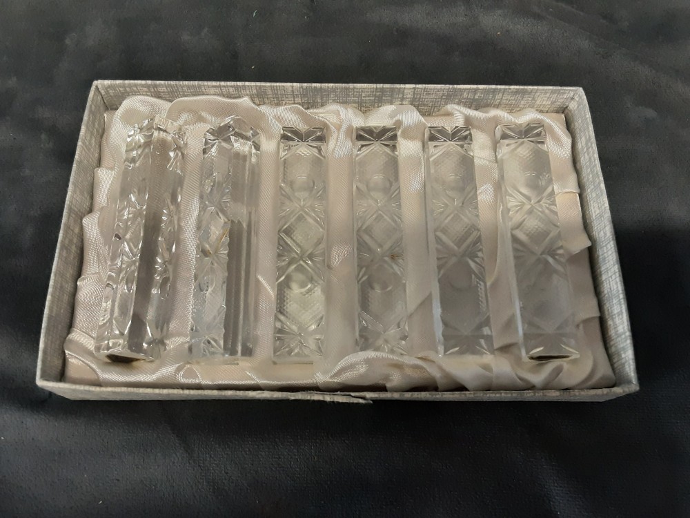 LOT DE 12 PORTE COUTEAUX EN CRISTAL