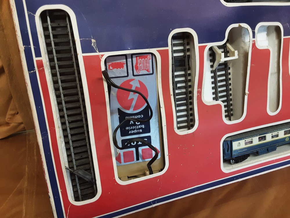 COFFRET DE TRAIN ELECTRIQUE JOUEF AVEC UN LOT DE RAILS