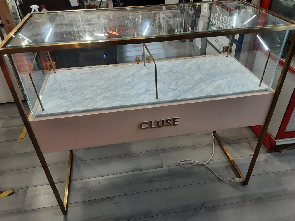 VITRINE A BIJOUX LUMINEUSE CLUSE OUVERTURE 1 FACE EN LAITON ET VERRE AVEC CLÉ