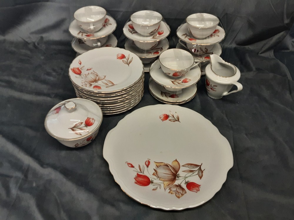 SERVICE DE TABLE PORCELAINE D'ITALIE MOTIFS FLEURS 78 PCS