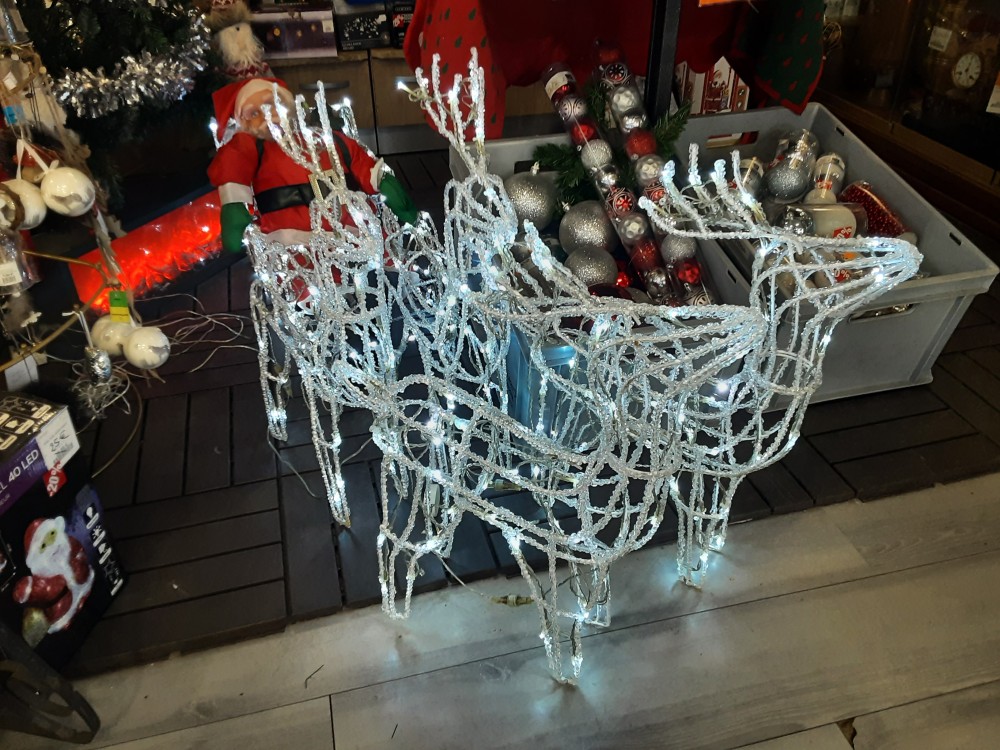 DECO DE NOEL TRAINEAU AVEC PERE NOEL + 4 RENNES LE TOUT LUMINEUX HAUT 60CM