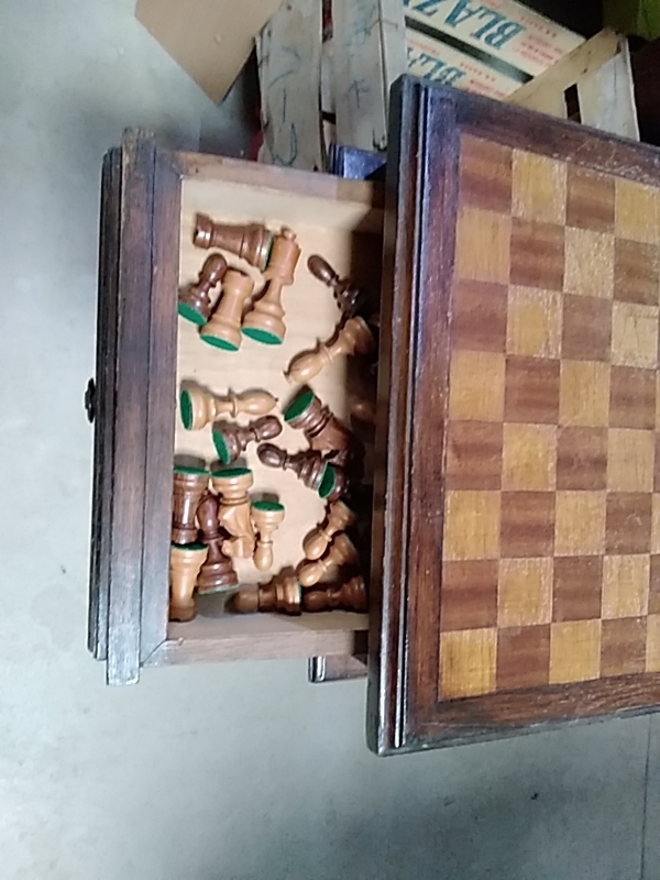 ÉCHIQUIER ANCIEN COMPLET DANS L’ETAT