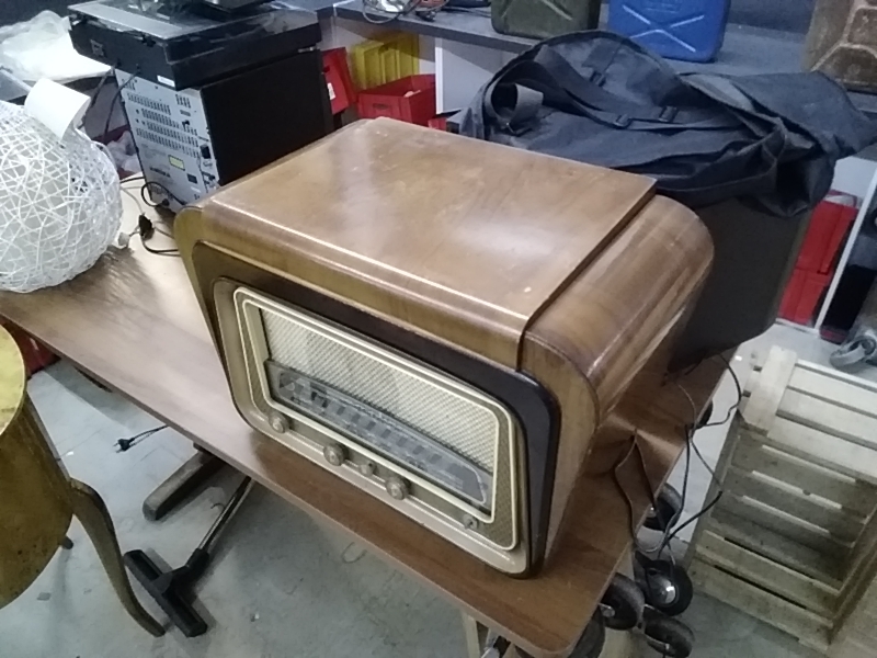 RADIO TOURNE DISQUE ANCIEN DANS L’ETAT