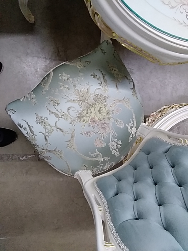 TABLE BAROQUE BEIGE DORÉE COULEUR AVEC 6 CHAISES TISSU VERT