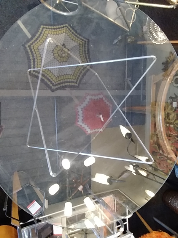 TABLE VERRE VINTAGE DIAMÈTRE 108 CM AVEC PIÈTEMENT EIFFEL TUBULAIRE EN METAL CHROMÉ