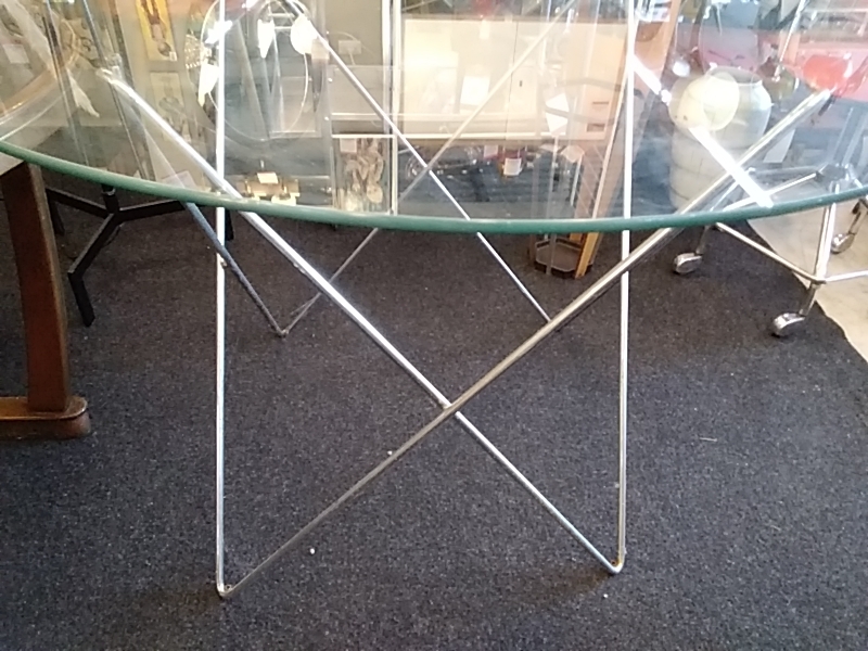 TABLE VERRE VINTAGE DIAMÈTRE 108 CM AVEC PIÈTEMENT EIFFEL TUBULAIRE EN METAL CHROMÉ
