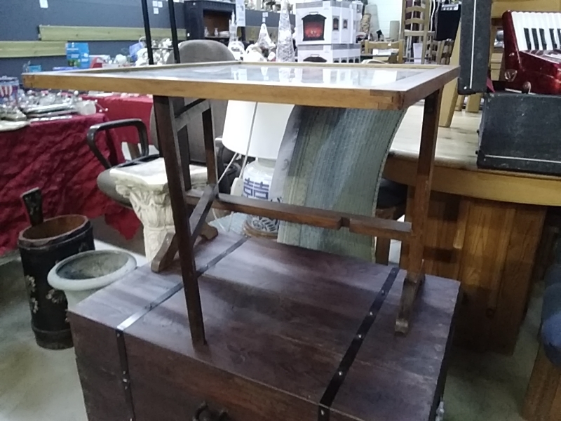 TABLE BASSE CARRÉE PLIABLE PLATEAU BRODERIE SOUS VERRE