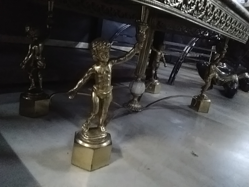 TABLE BASSE LAITON MARBRE PIEDS FIGURINES