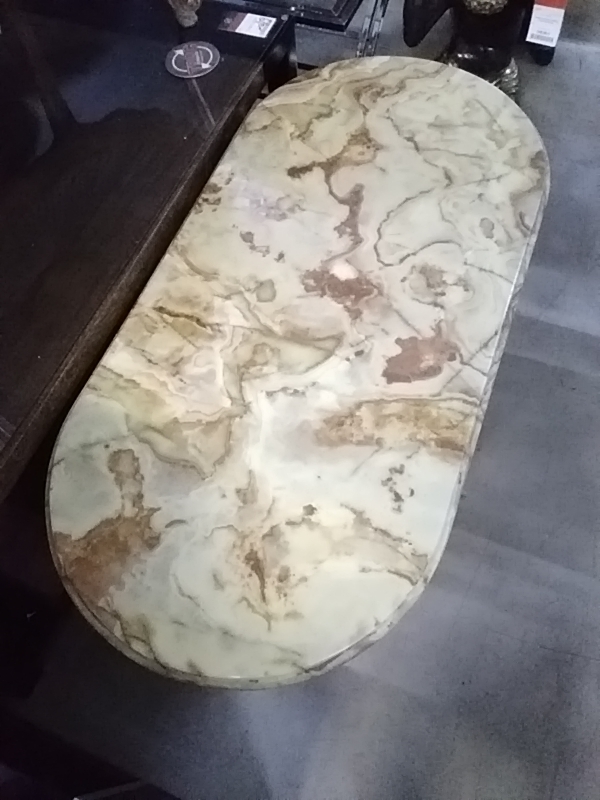 TABLE BASSE LAITON MARBRE PIEDS FIGURINES