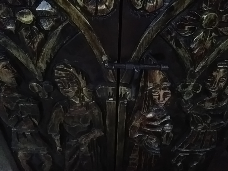 PETIT MEUBLE 2 PORTES SCULPTÉ