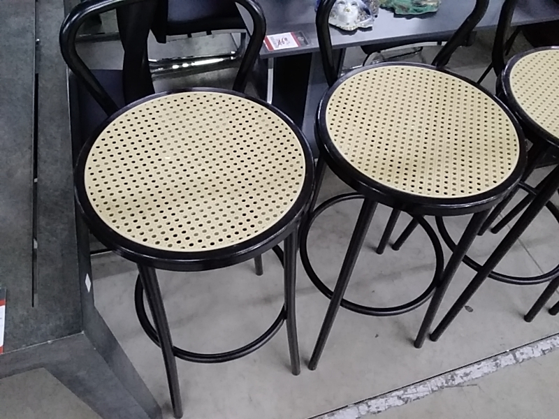 LOT DE 4 TABOURETS CANNÉS