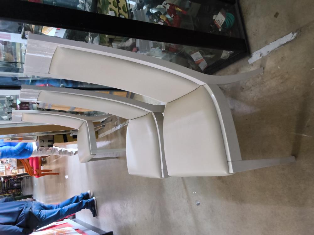 LOT DE 6 CHAISES LAQUÉES BEIGE SIMILI BEIGE (DETEMPLE PRIX 3500€ 2916)