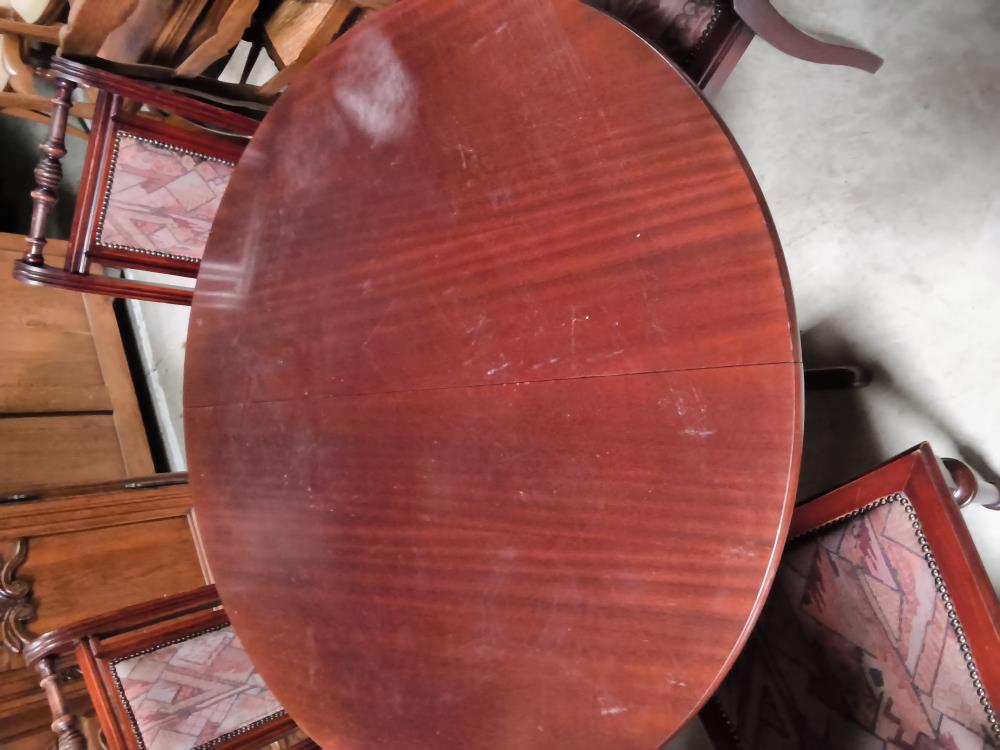 TABLE RONDE AVEC ALLONGE DANS L'ÉTAT