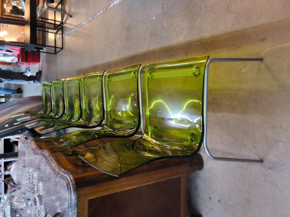 LOT DE 6 CHAISES PLASTIQUE COULEUR VERT