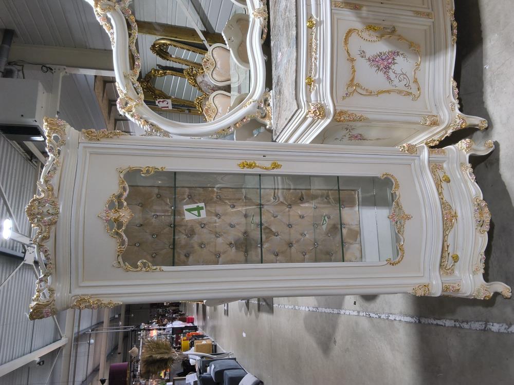 ENSEMBLE SAM COMPOSÉ 1 TABLE 222 X 105CM 8 CHAISES 1 BUFFET MIROIR ET 2 VITRINES