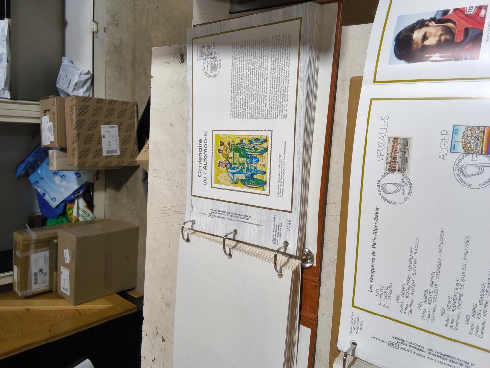 ALBUM DÉ 90 FEUILLES ENVIRON D’EMISSIONS DE TIMBRES