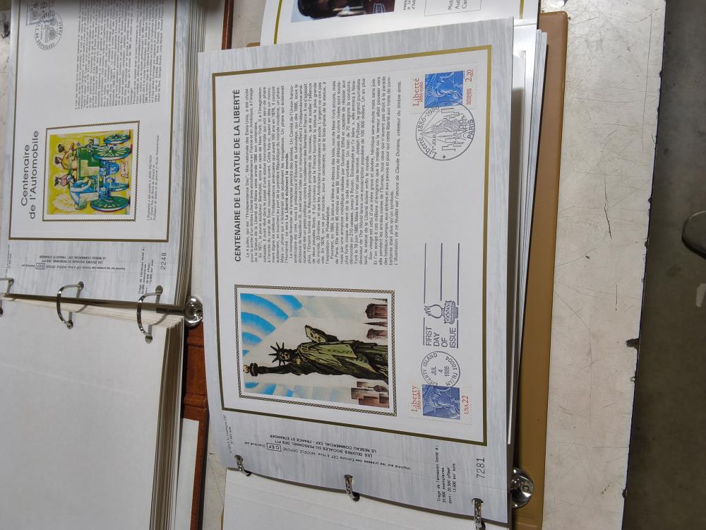 ALBUM DÉ 90 FEUILLES ENVIRON D’EMISSIONS DE TIMBRES