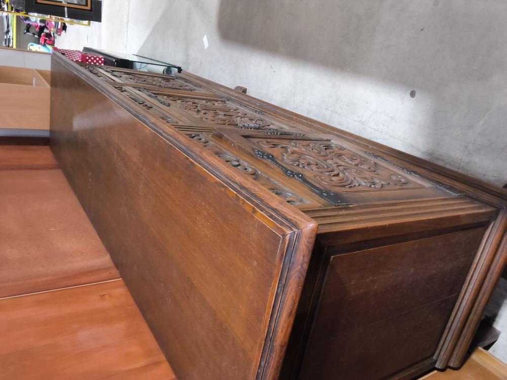 BUFFET BAS SCULPTÉ 3 PORTES 3 TIROIRS CHÊNE DANS L'ÉTAT