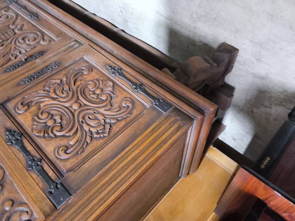 BUFFET BAS SCULPTÉ 3 PORTES 3 TIROIRS CHÊNE DANS L'ÉTAT