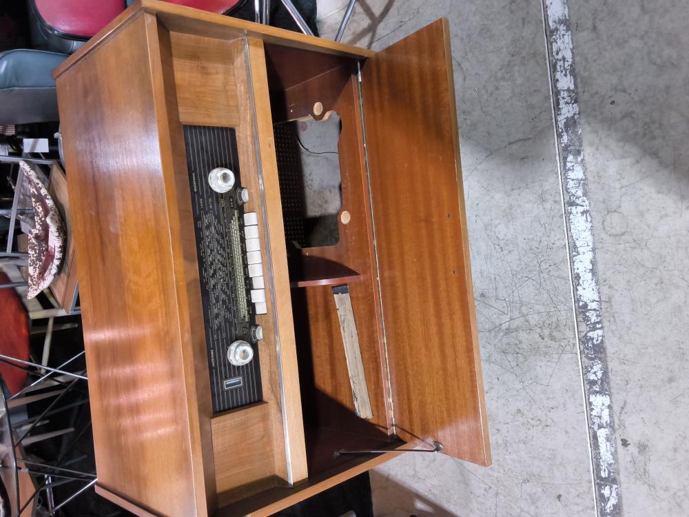 MEUBLE RADIO DANS L'ÉTAT VINTAGE
