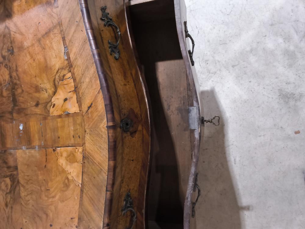 COMMODE ANCIENNE BOMBÉE 2 TIROIRS ET 1 CACHETTE MARQUETERIE DANS L'ÉTAT