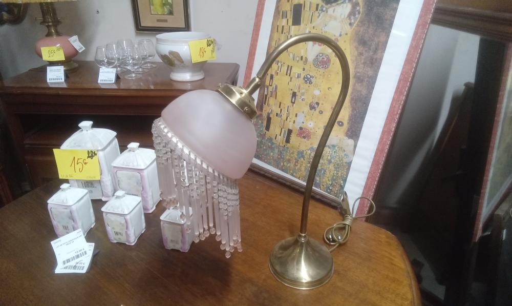 LAMPE PIED LAITON GLOBE OPALINE AVEC PAMPILLE