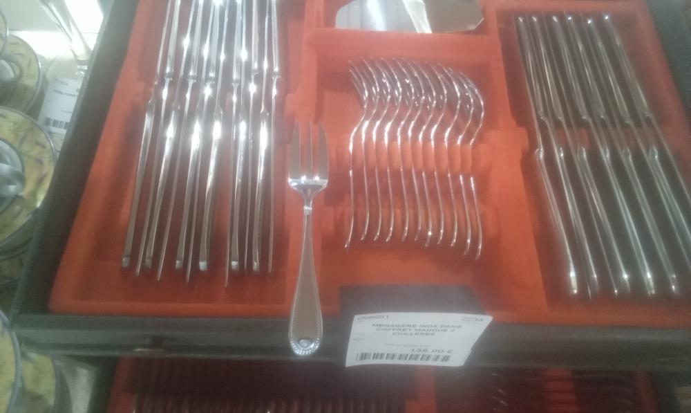 MENAGERE INOX DANS COFFRET MANQUE 2 CUILLERES