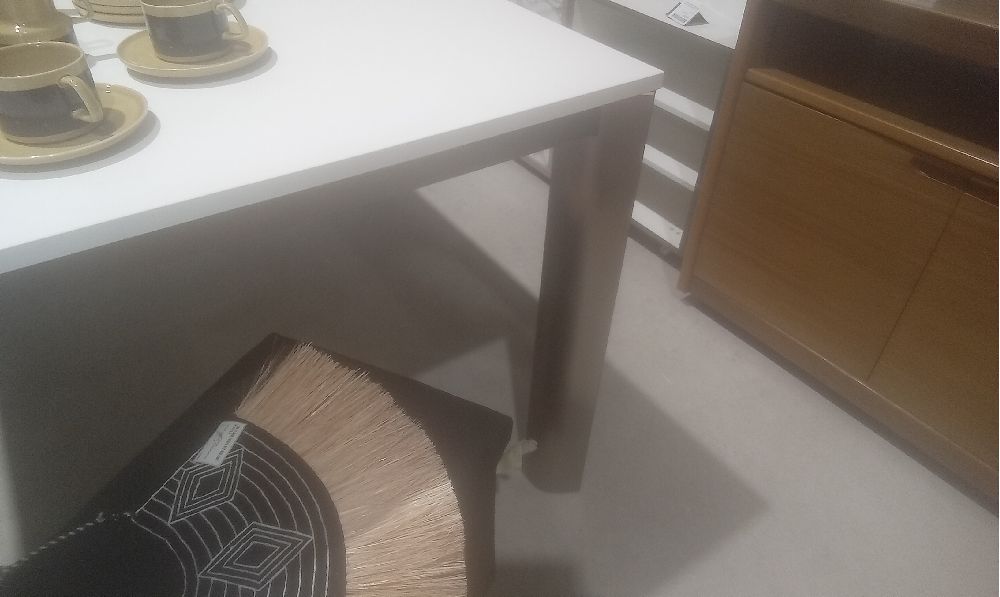 TABLE DESIGN BLANCHE ET PIED METAL +1ALLONGE INTERIEURE