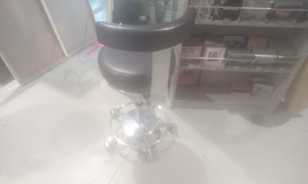 TABOURET LOOK NOIR SUR ROULETTE