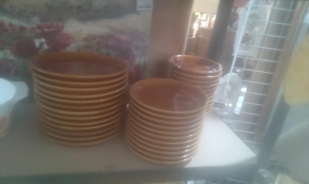 SERVICE VAISSELLE FAIENCE DE ST AMAND FOND MARRON