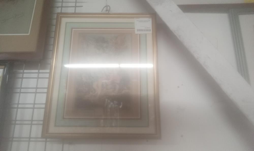 SOUS VERRE CADRE DORE SCENE ELEGANTE