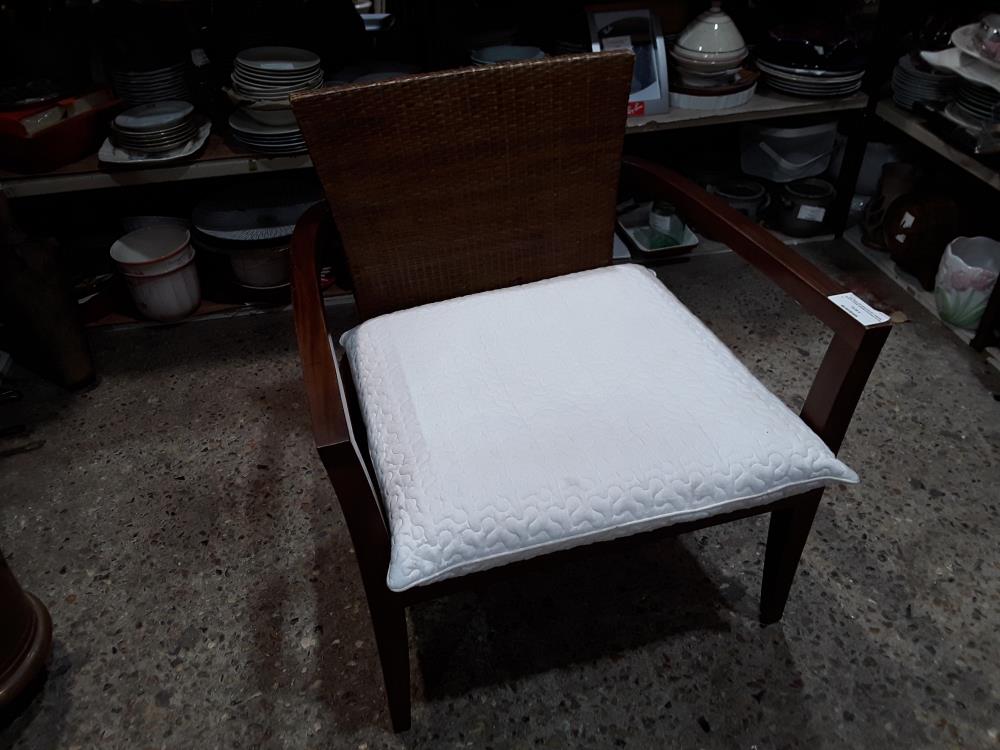 FAUTEUIL GM BOIS EXO ET TRESSE TEINTE LARGE ASSISE+COUSSIN BLANC