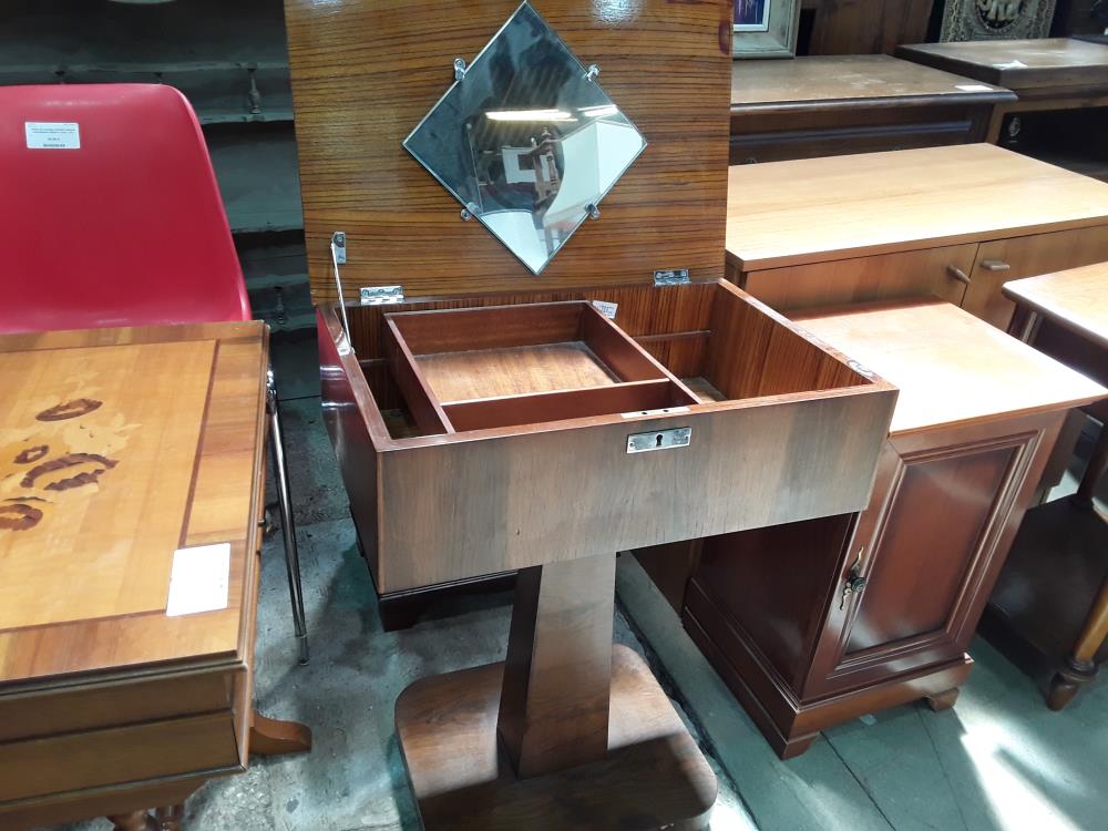TRAVAILLEUSE SUR PIED ART DECO PLACAGE NOYER PETITS DEFAUTS PIED