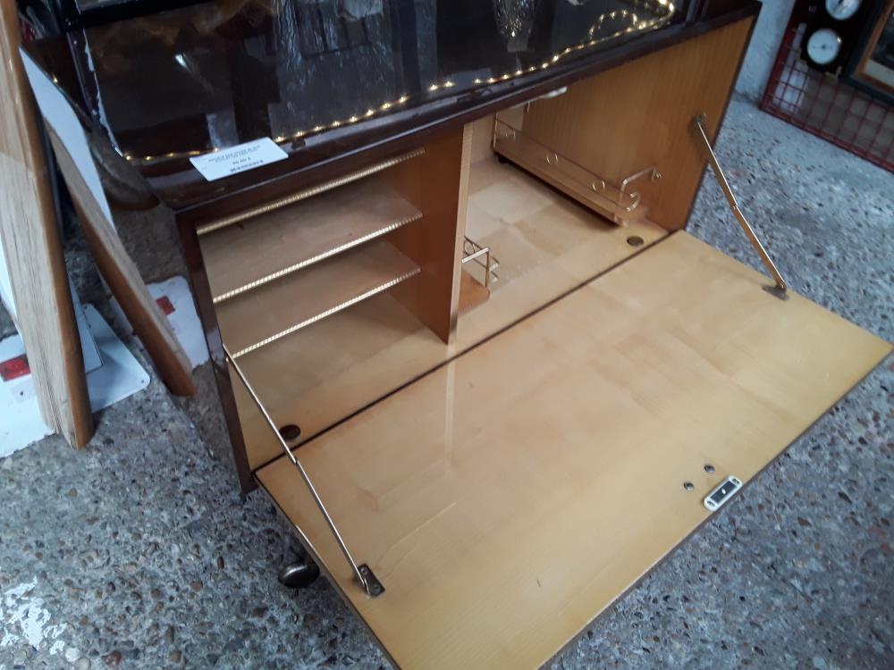 MEUBLE BAR ANNEE 60 SUR ROULETTES ABATTANT
