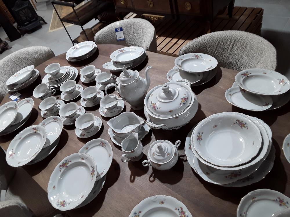 SERVICE A DINER PORCELAINE COMPLET