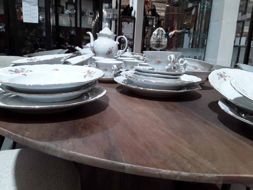 SERVICE A DINER PORCELAINE COMPLET